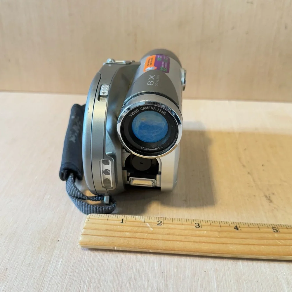 Sony HC-700 12.0 Mega Pixels by Interpolated Digital Camcorder “UNTESTED”AS IS.